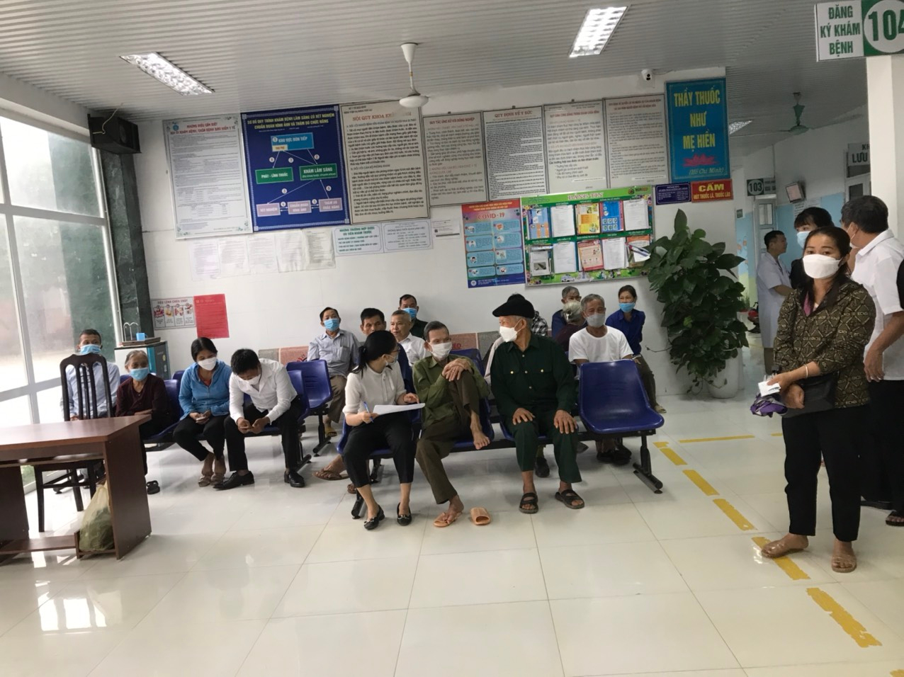 Trung tâm Y tế huyện Tân Lạc phối hợp khám bệnh cho đối tượng chính sách nhân ngày Thương binh liệt sĩ 27/7