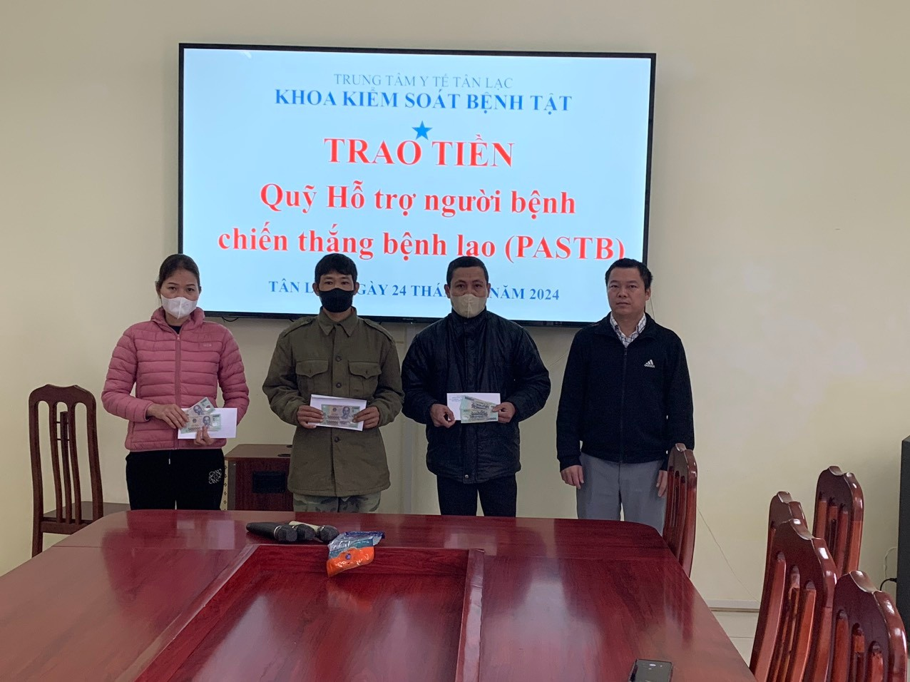 TRUNG TÂM Y TẾ HUYỆN TÂN LẠC TẶNG QUÀ CHO BỆNH NHÂN LAO