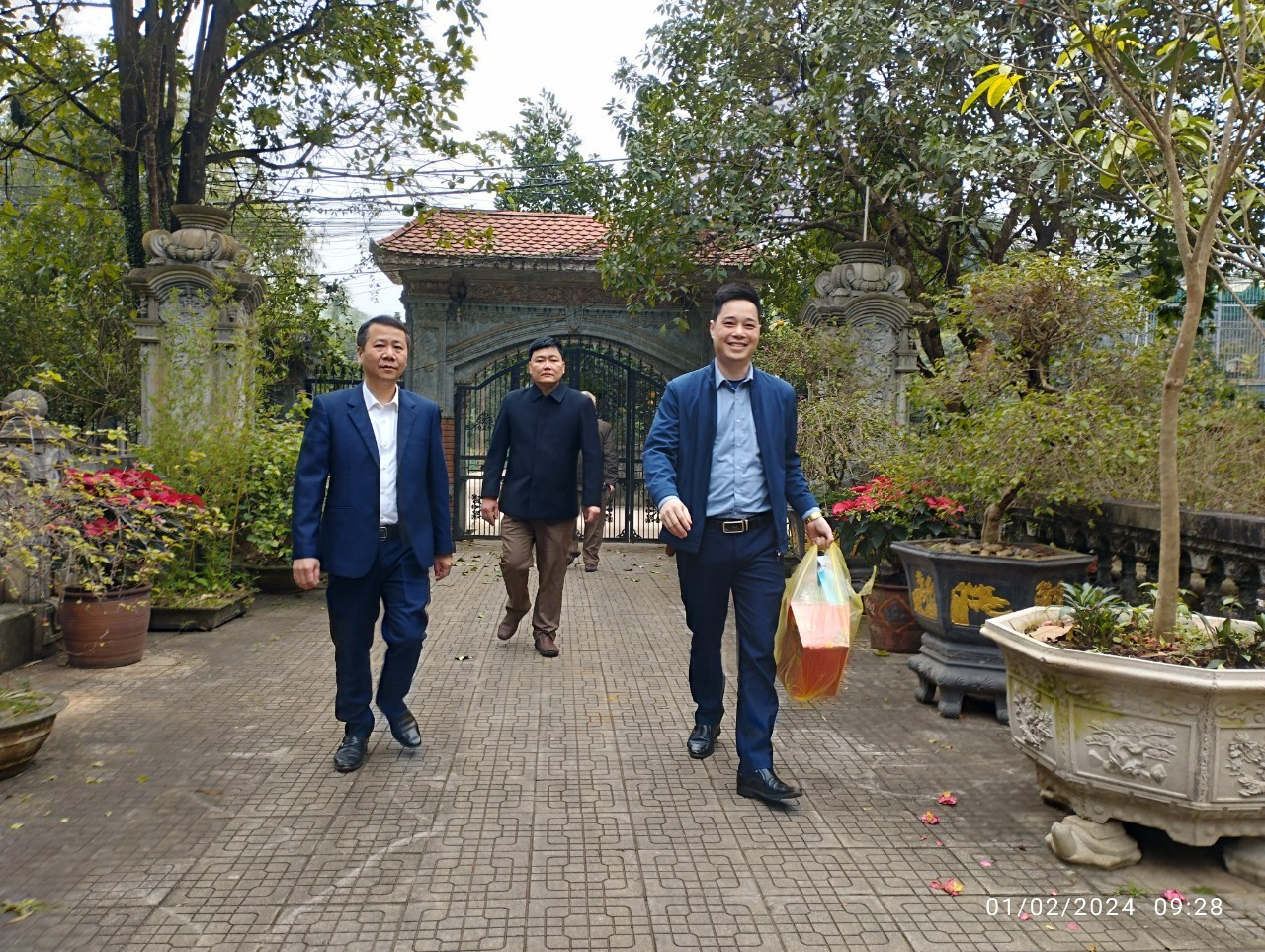 TRUNG TÂM Y TẾ HUYỆN TÂN LẠC THĂM TẶNG QUÀ