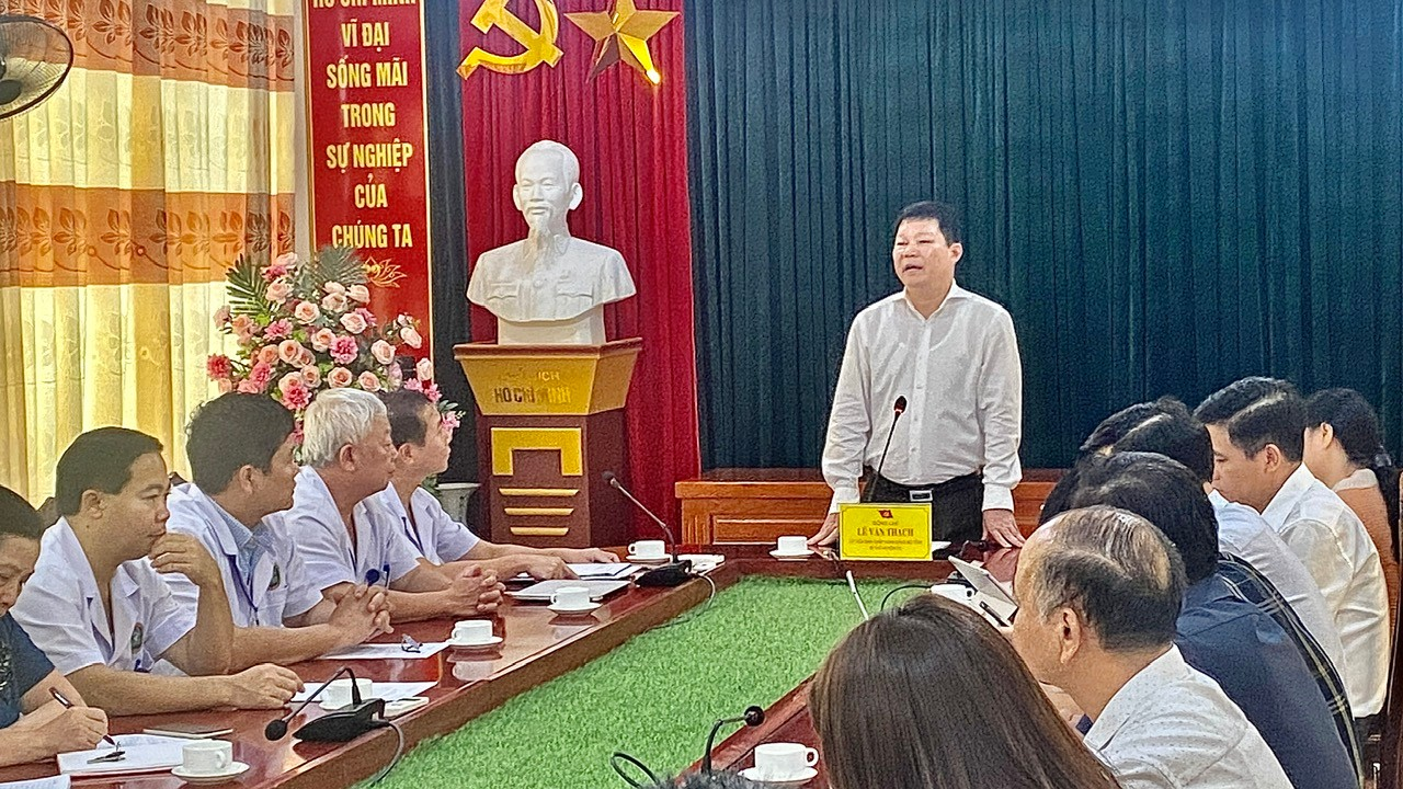 ĐỒNG CHÍ LÊ VĂN THẠCH - TỈNH UỶ VIÊN - BÍ THƯ HUYỆN UỶ TÂN LẠC LÀM VIỆC VỚI ĐẢNG ỦY TRUNG TÂM Y TẾ HUYỆN TÂN LẠC