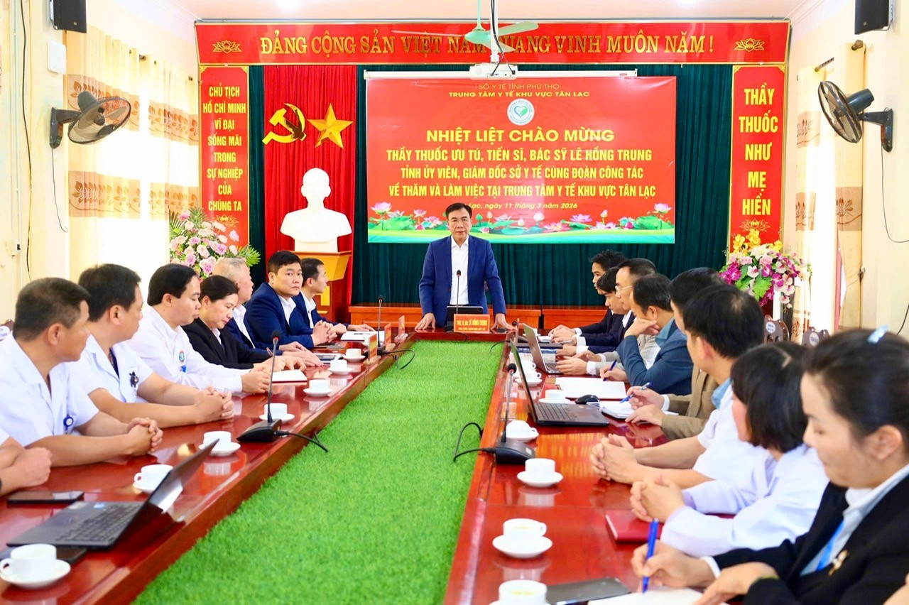 GIÁM ĐỐC SỞ Y TẾ LÀM VIỆC VỚI TRUNG TÂM Y TẾ KHU VỰC TÂN LẠC